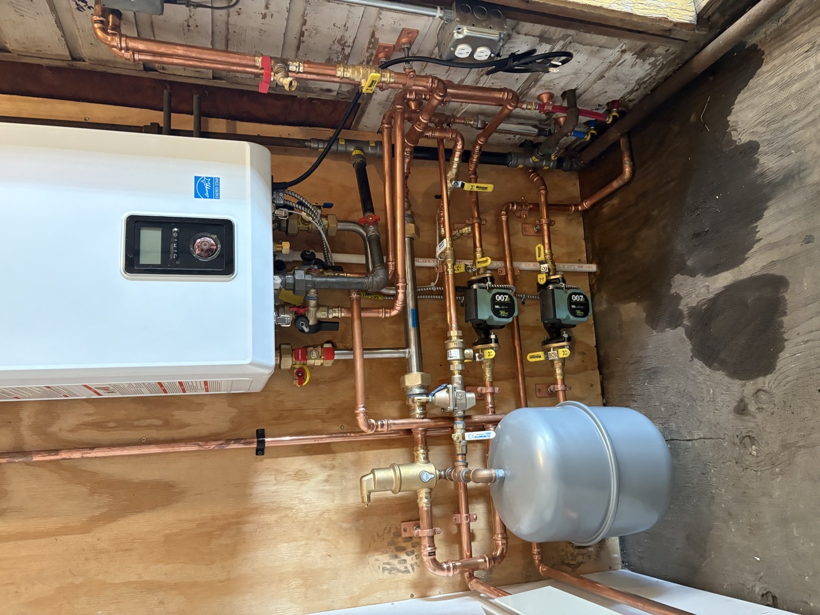 Navien boiler and radiant heating system with copper manifold